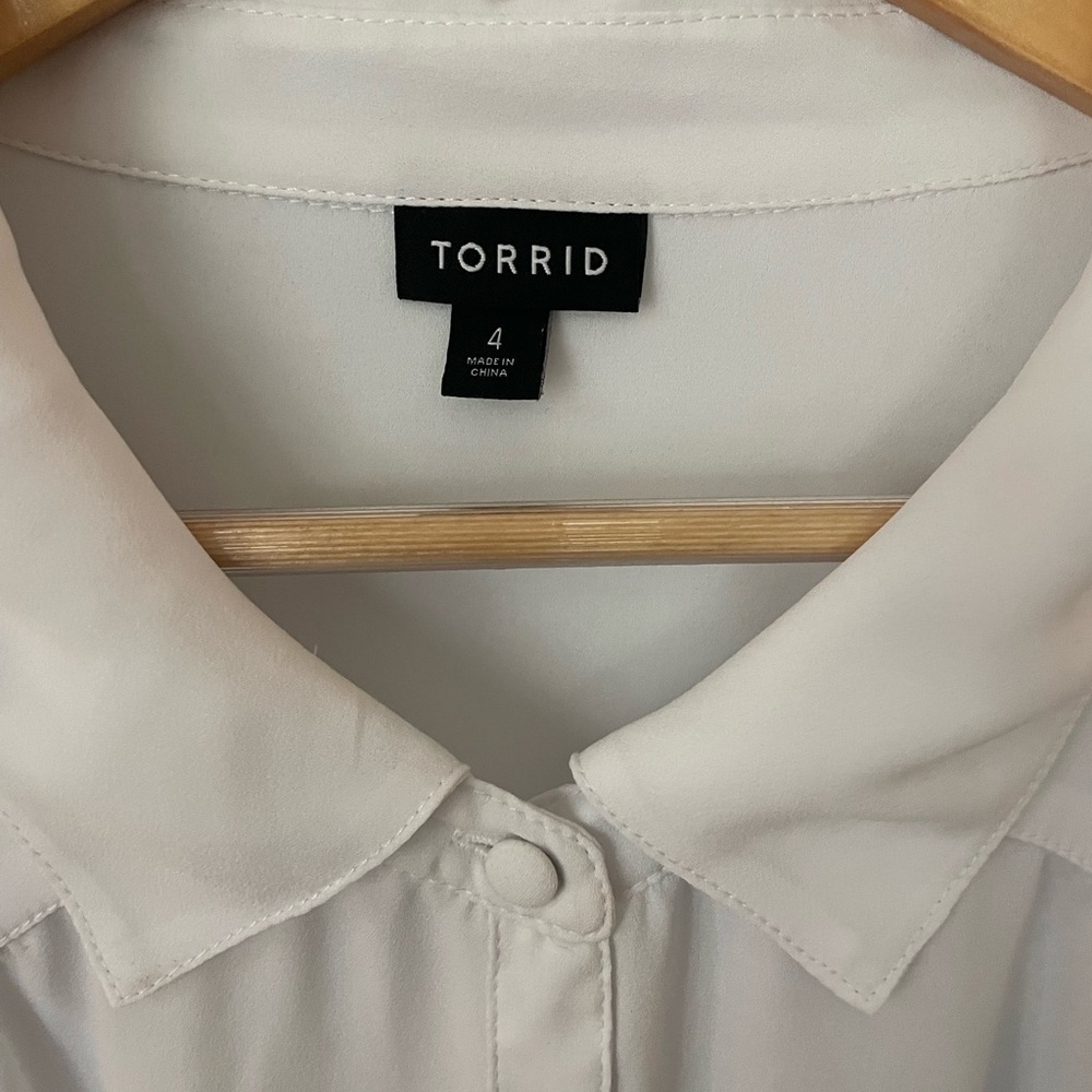 Torrid 4 (SZ 26 W) Flowy Breezy Crisp White W/Pockets Covered Buttons Blouse - Picture 4 of 9